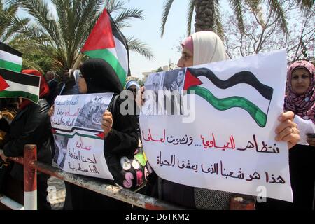 23. April 2013 - Gaza-Stadt, Gazastreifen, Palästina - palästinensische Frauen halten Plakate während einer Kundgebung in Solidarität mit den palästinensischen Gefangenen in israelischen Gefängnissen Samer Issawi und Unterstützung der palästinensischen '' Arab Idol'' star Mohammed Assaf in Gaza-Stadt am 23. April 2013 (Credit-Bild: © Ezz Al-Zanoon/APA Images/ZUMAPRESS.com) Stockfoto