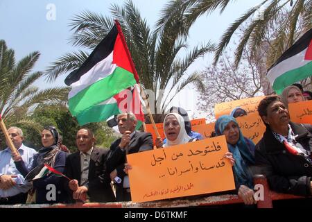 23. April 2013 - Gaza-Stadt, Gazastreifen, Palästina - Palästinenser nehmen Teil an einer Rallye endet der palästinensischen Division in Gaza-Stadt am 23. April 2013 gefordert. Demonstranten rufen für freie Wahlen und die Versöhnung zwischen den beiden rivalisierenden Fraktionen der Fatah und der Hamas (Credit-Bild: © Ezz Al-Zanoon/APA Images/ZUMAPRESS.com) Stockfoto