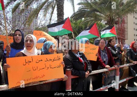 23. April 2013 - Gaza-Stadt, Gazastreifen, Palästina - Palästinenser nehmen Teil an einer Rallye endet der palästinensischen Division in Gaza-Stadt am 23. April 2013 gefordert. Demonstranten rufen für freie Wahlen und die Versöhnung zwischen den beiden rivalisierenden Fraktionen der Fatah und der Hamas (Credit-Bild: © Ezz Al-Zanoon/APA Images/ZUMAPRESS.com) Stockfoto