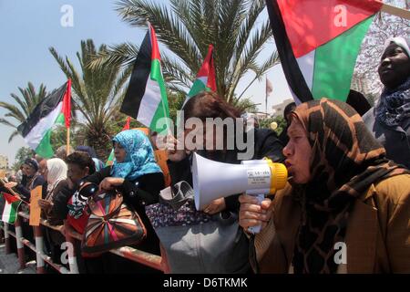 23. April 2013 - Gaza-Stadt, Gazastreifen, Palästina - Palästinenser nehmen Teil an einer Rallye endet der palästinensischen Division in Gaza-Stadt am 23. April 2013 gefordert. Demonstranten rufen für freie Wahlen und die Versöhnung zwischen den beiden rivalisierenden Fraktionen der Fatah und der Hamas (Credit-Bild: © Ezz Al-Zanoon/APA Images/ZUMAPRESS.com) Stockfoto