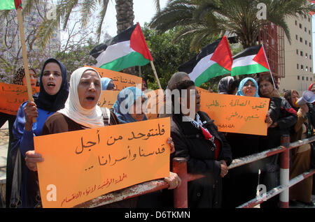 23. April 2013 - Gaza-Stadt, Gazastreifen, Palästina - Palästinenser nehmen Teil an einer Rallye endet der palästinensischen Division in Gaza-Stadt am 23. April 2013 gefordert. Demonstranten rufen für freie Wahlen und die Versöhnung zwischen den beiden rivalisierenden Fraktionen der Fatah und der Hamas (Credit-Bild: © Ezz Al-Zanoon/APA Images/ZUMAPRESS.com) Stockfoto