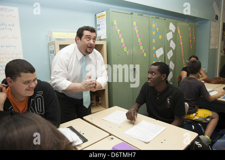 9. Klasse Sozialkunde-Lehrer engagiert sich Studenten mit den Trojanischen Krieg in eine Einheit der griechischen Geschichte. Queens, NY Stockfoto