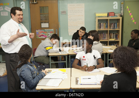 9. Klasse Sozialkunde-Lehrer engagiert sich Studenten mit den Trojanischen Krieg in eine Einheit der griechischen Geschichte. Queens, NY Stockfoto