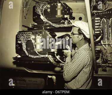 Von 1960 bis 1969 arbeitete Convair/General Dynamics an der Produktion des F-102 Delta Daggers, wobei Dupont Co-Recorder in die Systeme des Flugzeugs integriert wurden, um die Flugleistung und Datenaufzeichnung zu verbessern. Stockfoto