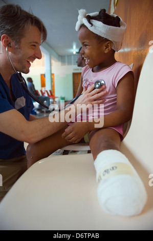 Mädchen mit amputierten Fuß, Krankenhaus-Patienten nach dem Erdbeben im Januar 2010, Port au Prince, Haiti, Caribbean Stockfoto