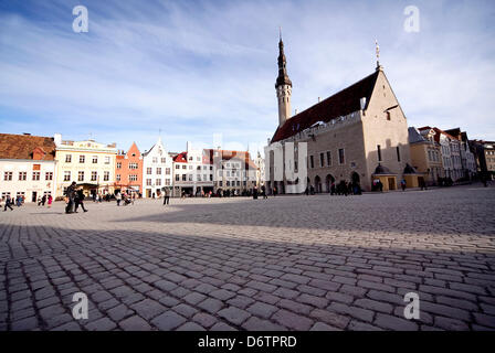 Das Rathaus von Tallinn (estnisch Tallinna Raekoda) ist eines der Wahrzeichen der estnischen Hauptstadt Tallinn. Es ist das Zentrum der Altstadt, die zum UNESCO-Weltkulturerbe gehört. Es befindet sich auf dem Platz von Tallinn. Stockfoto