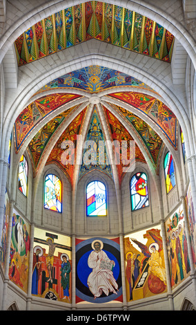 MADRID - März 10: Moderne Fresken aus Santa Maria la Real De La Almudena-Kathedrale von Kiko Arguello im 10. März 2013 in Spanien. Stockfoto