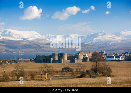 Beaumaris Castle mit Menai Strait Schnee auf Berge von Snowdonia hinter Isle of Anglesey North Wales UK Stockfoto