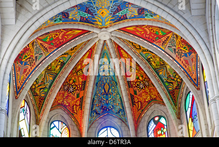 MADRID - März 10: Moderne Fresken aus Santa Maria la Real De La Almudena-Kathedrale von Kiko Arguello im 10. März 2013 in Spanien. Stockfoto