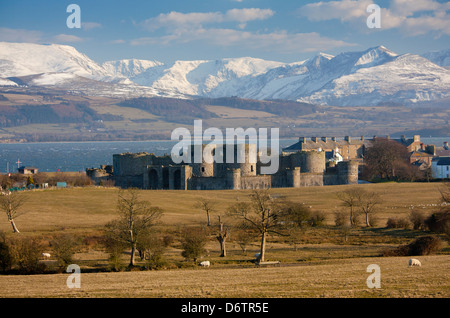 Beaumaris Castle mit Menai Strait Schnee auf Berge von Snowdonia hinter Isle of Anglesey North Wales UK Stockfoto