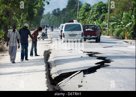 Erdbeben-Risse auf der Straße zwischen Port-au-Prince und Léogâne, Epizentrum des Erdbebens, Januar 2010, Leogane, Haiti, Stockfoto