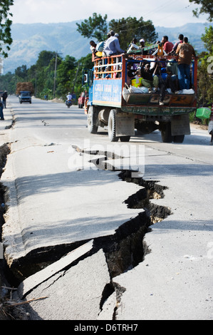 Erdbeben-Risse auf der Straße zwischen Port-au-Prince und Léogâne, Epizentrum des Erdbebens, Januar 2010, Leogane, Haiti, Stockfoto