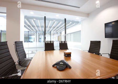 Konferenz Raum Tabellenverknüpfung Holz Bildschirm Stimme Stockfoto