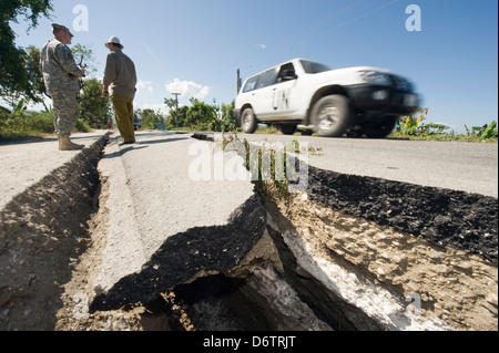 Erdbeben-Risse auf der Straße zwischen Port-au-Prince und Léogâne, Epizentrum des Erdbebens, Januar 2010, Leogane, Haiti, Stockfoto