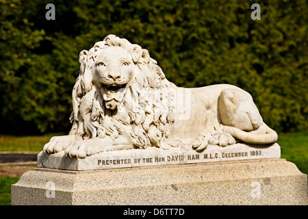 Ballarat, Australien / Circa 1893 Löwe Skulptur in Ballarat Botanical Gardens. Stockfoto