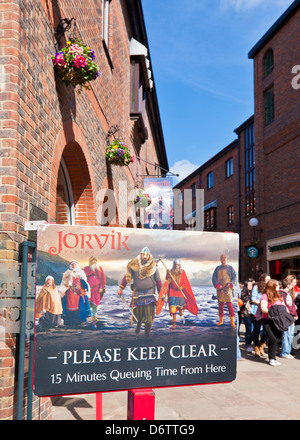 Queuing Zeichen im Jorvik Viking Centre in York Eingang Coppergate City Centre North Yorkshire England UK GB EU Europa dekoriert Stockfoto