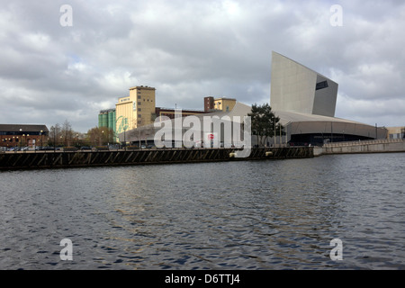 das imperiale Kriegsmuseum, die nördlich von der gegenüberliegenden Seite des Kanals Manchester gesehen Stockfoto