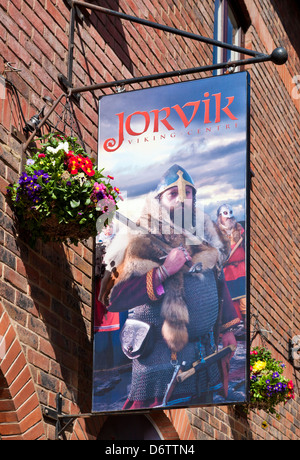 Dekoriert, hängende Zeichen im Jorvik Viking Centre in York Eingang Coppergate City Centre North Yorkshire England UK GB EU Europa Stockfoto