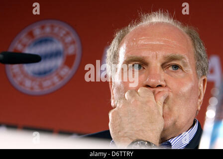 (Dpa-Datei) - ein Datei-Bild vom 27. April 2009 zeigt Uli Hoeneß Pistured während einer Pressekonferenz in München. Uli Hoeneß hat die Fédération internationale Fußballverband FIFA kritisiert. "Natürlich ein Gebot ist nur erfolgreich, wenn Sonderzahlungen hinterhältig fertig sind" der Präsident des FC Bayern München am 5. Januar 2011 zu "Sport Bild" erklärt. Foto: Miguel Villagran Stockfoto