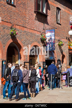 Touristen, die Warteschlangen am Eingang York Jorvik Viking Centre Coppergate City Center North Yorkshire England UK GB EU Europa Stockfoto