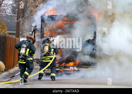 Feuerwehrleute setzen sich ein Wohnmobil in Brand in Boise, Idaho, USA. Stockfoto