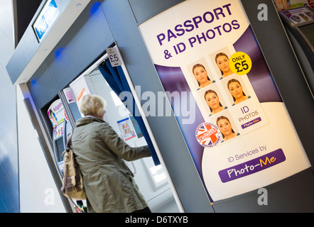 Eine Frau in einer Fotokabine Pass Stockfoto