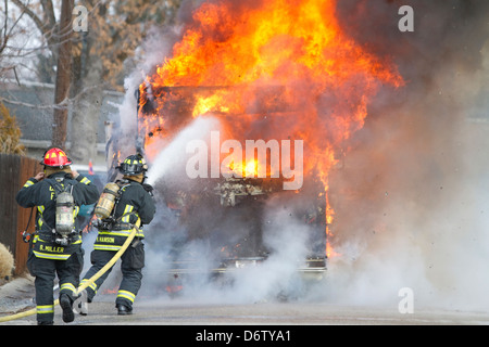 Feuerwehrleute setzen sich ein Wohnmobil in Brand in Boise, Idaho, USA. Stockfoto