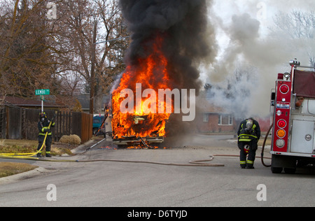 Feuerwehrleute setzen sich ein Wohnmobil in Brand in Boise, Idaho, USA. Stockfoto