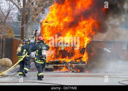 Feuerwehrleute setzen sich ein Wohnmobil in Brand in Boise, Idaho, USA. Stockfoto