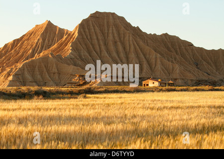 Einsames Ferienhaus in den Bardenas Reales, Navarra - isolierte Landschaft in einer Halbwüstenumgebung Stockfoto