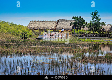 Luftboot voller Touristen in Amerika; USA; Florida; Everglades Nationalpark; Native Indian Seminole Village Stockfoto