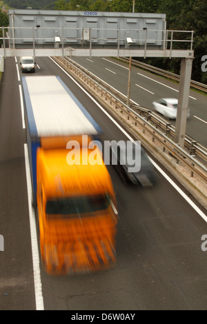 Autobahnkreuzung mit Verkehrskontrollradars in Irura, Gipuzkoa - Straßeninfrastruktur im Baskenland Stockfoto