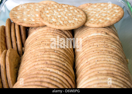 Runde Vollkorn Cracker gestapelt in Glasbehälter Stockfoto