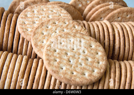 Runde Vollkorn Cracker in Glas Container Closeup Makro gestapelt Stockfoto