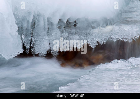 Eisbildung am Gebirgsbach im Schnee im Winter im Gran Paradiso Nationalpark, Valle d ' Aosta, Italien Stockfoto