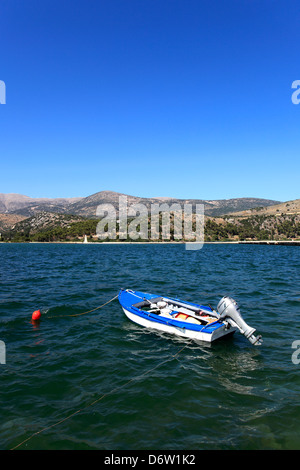 Boot in der Koutavas Lagune, Drapano Brücke, Stadt Argostoli, Kefalonia, Griechenland, Europa Stockfoto