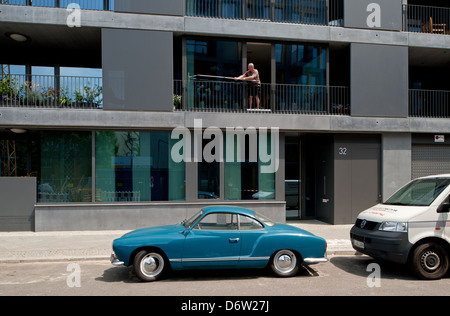 Berlin, Deutschland, ein VW Karmann Ghia vor neu gebaute Eigentumswohnungen in Berlin-Mitte Stockfoto