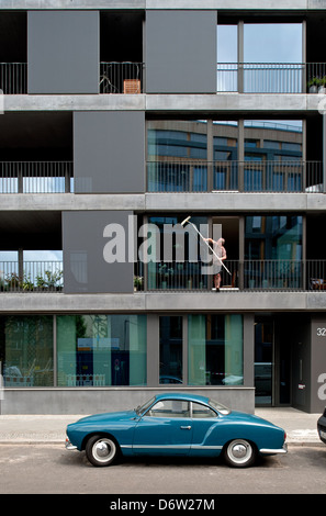 Berlin, Deutschland, ein VW Karmann Ghia vor neu gebaute Eigentumswohnungen in Berlin-Mitte Stockfoto