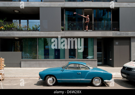 Berlin, Deutschland, ein VW Karmann Ghia vor neu gebaute Eigentumswohnungen in Berlin-Mitte Stockfoto