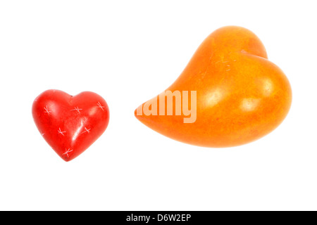 Zwei isolierte steinerne Herzen (Orange und rot) Stockfoto