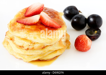 Hausgemachter Käse Pfannkuchen und Erdbeeren und Trauben auf weißem Hintergrund Stockfoto