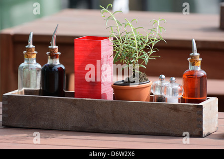 Essig, Olivenöl Salz und Pfeffer auf einem Tisch im restaurant Stockfoto