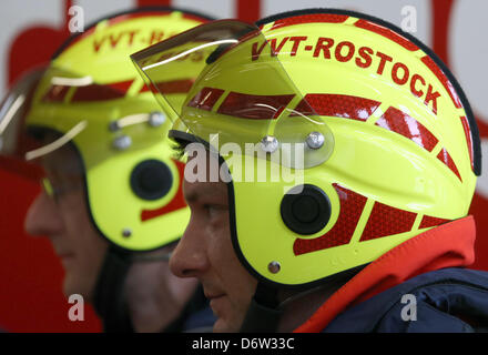 Die zukünftige medizinische Versorgung-Team (VVT) des Befehls für Maritime Notfälle (Havariekommando) wenn die Feuerwehr in Rostock, Deutschland, 23. April 2013 eingeführt wird. Das Team wird offiziell am 1. Mai 2013 beginnen. Die VVT ist eine der zehn Teams des Havariekommandos entlang der deutschen Küste. Die bieten medizinische Notversorgung bei Unfällen schwere Schiff. Foto: Bernd Wuestneck Stockfoto