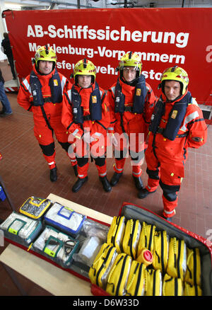 Die zukünftige medizinische Versorgung-Team (VVT) des Befehls für Maritime Notfälle (Havariekommando) wenn die Feuerwehr in Rostock, Deutschland, 23. April 2013 eingeführt wird. Das Team (L-R) Rettungssanitäter Marcel Przybyla, Doktor Martin Gloger, Doktor Svend Kamysek, Doktor Goetz Klaunick startet offiziell arbeiten am 1. Mai 2013. Die VVT ist eine der zehn Teams des Havariekommandos entlang der deutschen Küste. Die bieten medizinische Notversorgung bei Unfällen schwere Schiff. Foto: Bernd Wuestneck Stockfoto