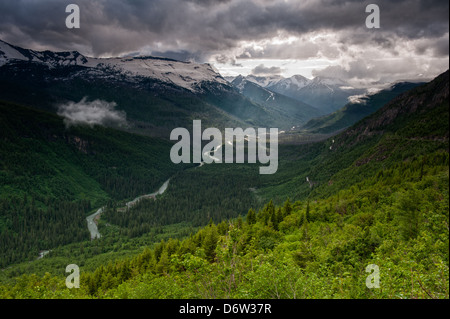 Ein Sturm rollt über ein Bergtal im Glacier National Park, Montana. Stockfoto