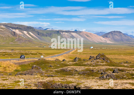 Autobahn durch Berge isländische Landschaft unter einem blauen Himmel mit Wolken Stockfoto