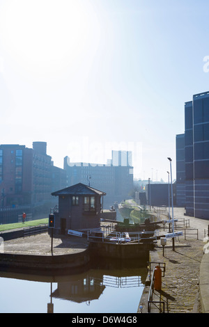 Sperre auf den Fluss Aire am Clarence Dock außerhalb der Royal Armouries Museum in Leeds, West Yorkshire, Großbritannien Stockfoto