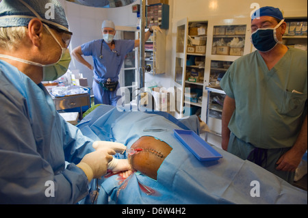 Amerikanischen Arzt der Chirurgie nach dem Erdbeben im Januar 2010, AKH, Port au Prince, Haiti, Caribbean Stockfoto