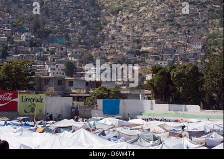 neue Zeltstadt mit alten Slums im Hintergrund nach dem Erdbeben im Januar 2010, Port au Prince, Haiti, Caribbean Stockfoto