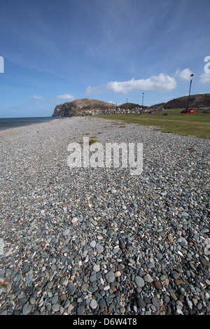 Die Stadt Llandudno, Wales. Malerische sonnige Aussicht auf den Kiesstrand am North Shore von Llandudno. Stockfoto